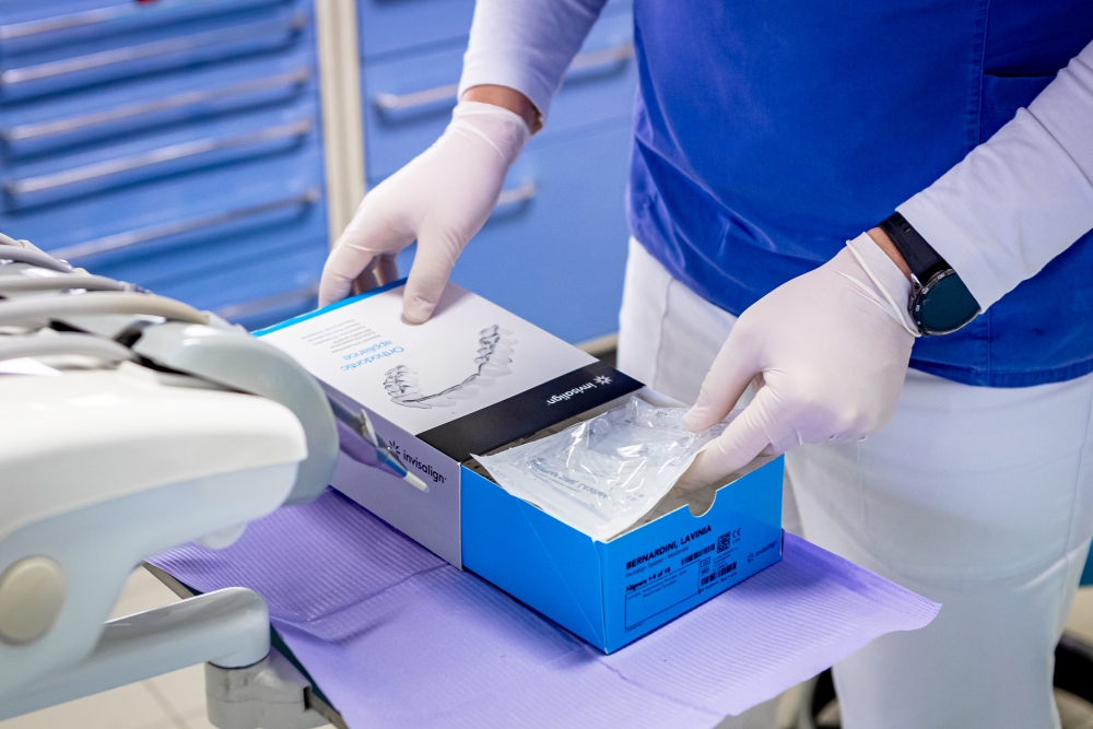 Mascherine trasparenti per ortodonzia invisibile su modello dentale in studio odontoiatrico