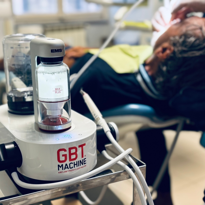 Airflow® per rimuovere biofilm e macchie con comfort